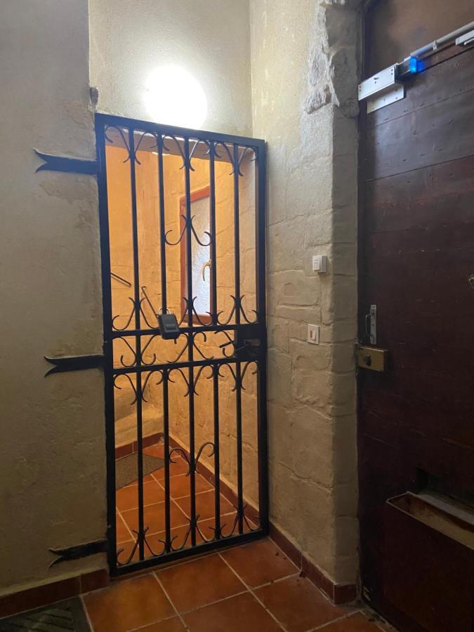 Appartement A 50 M De La Place Aux Herbes Uzes Luaran gambar
